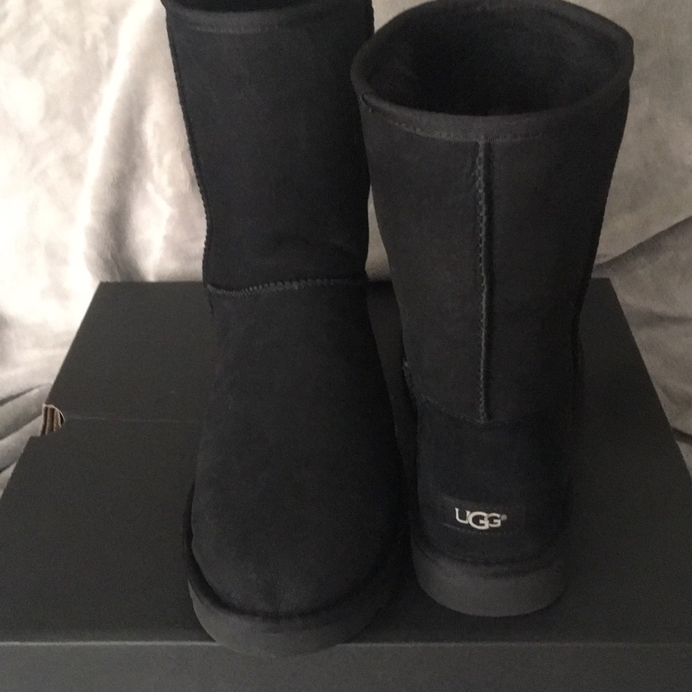 NEW UGG MENS CLASSIC SHORT BOOTS